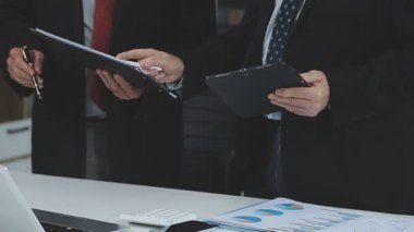 İş adamları projeyi tartışıyor. Takım çalışması kavramı.