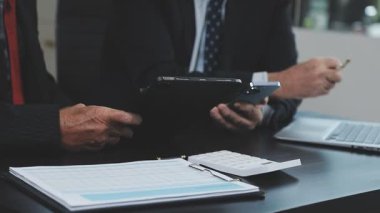 Dijital tablet bilgisayarda çalışan iş adamı