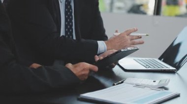 Dizüstü bilgisayarda çalışan iş adamı