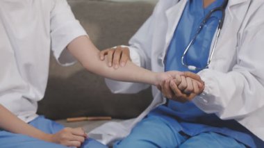 Doktor hastasına yardım ediyor.