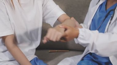 Doktor ve kadın elleri bir hastayla.