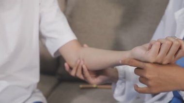 Doktor ve hemşire eli.