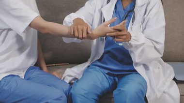 Doktor ve hasta eli dizinde, sağlık ve tedavi konsepti