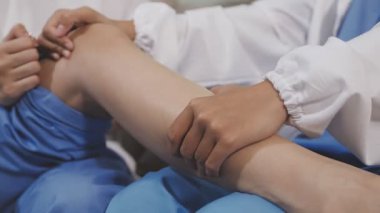 Doktor diz masajı yapıyor.