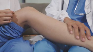 Doktor hastaları kontrol ediyor.