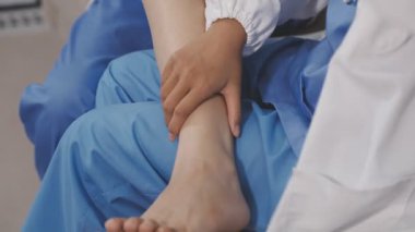 Doktor ve hasta hastanede.