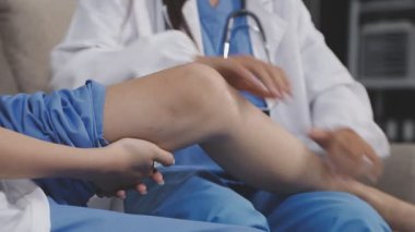 Doktor hastaların dizlerini kontrol ediyor