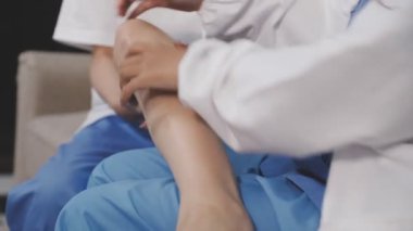 Yakın plan - dizini elinde tutan bir doktorun fotoğrafı.