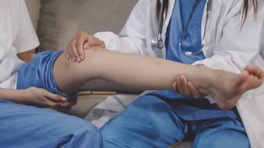 Hastanenin dizindeki hastayı muayene eden doktor.