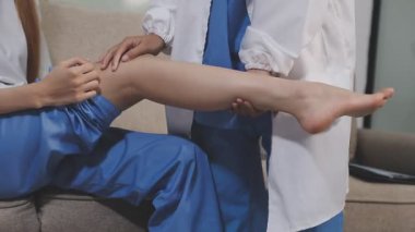 Kadın bacak masajı yaptırıyor ve güzellik salonunda bacak ağrısı çekiyor.