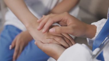 Kadın doktor holding el