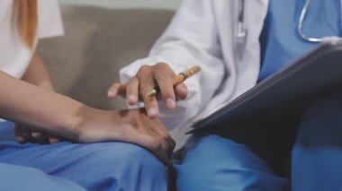 Doktorun ellerini kapat ve hastanın elini tut.