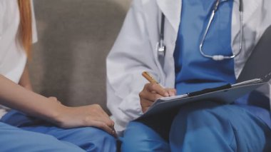 Kadın doktor ve hasta hastanede.