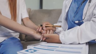 Hastane koğuşunda el ele tutuşan kadın doktor