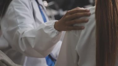 Doktor hastayı hastanede muayene ediyor.