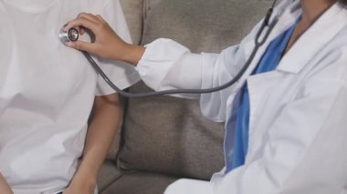 Doktor kalp atışlarını steteskopla kontrol ediyor.