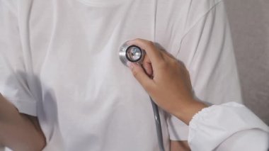 Doktor eliyle stetoskop