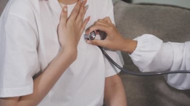 Bir hastanın elini muayene eden bir doktor, sağlık hizmeti konsepti. tıbbi ve sağlık hizmetleri