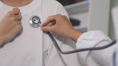 Doktor kalp atışlarını kontrol