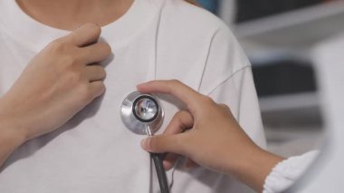 Doktor steteskopta hasta basıncını kontrol ediyor.