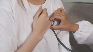 Steteskopta kalp basıncını inceleyen doktor, tıbbi konsept