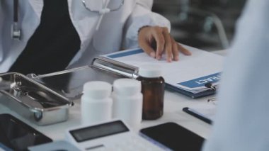 Tablet pc kullanan doktor