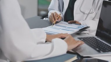 Doktor deftere notlar yazıyor.