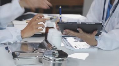 Doktor, hastanede ilaç ve ilaç kullanıyor.