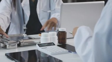 Yakın plan - elinde haplar olan ve dijital tablet kullanan bir erkek doktorun görüntüsü