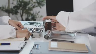 Ofisteki bir doktorun kadın elleri..