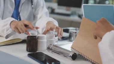 ofiste çalışan doktor.