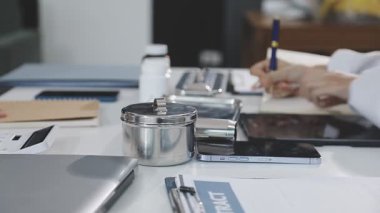 yakın plan - iş kadını kalem ve yazıyı defterde tutarken görüntüsü