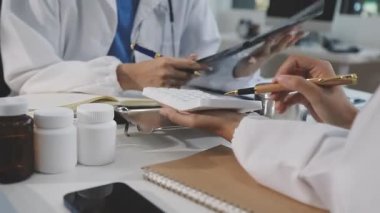 Tablet bilgisayarlı tıp doktoru