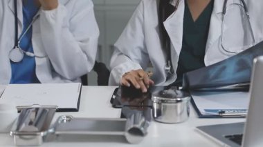 Doktor ve hasta hastanede röntgenle çalışıyorlar.