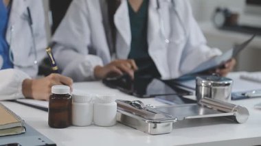 ofiste çalışan doktorlar