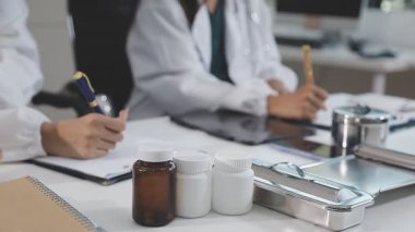 Modern bir tıp bürosundaki masada bir grup doktor..