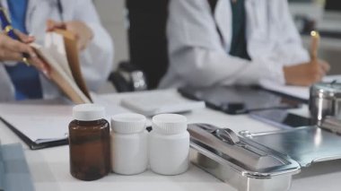 Beyaz önlüklü doktor hastanede pano tutuyor..