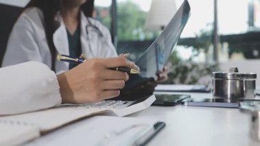 kadın doktor holding Pano