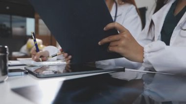 Kadın doktor dijital tablet tutuyor ve reçete yazıyor.