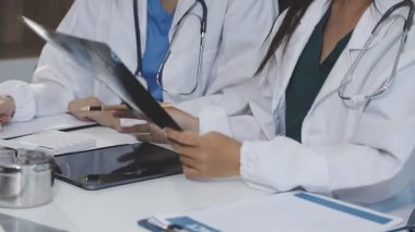 kadın doktor holding tablet