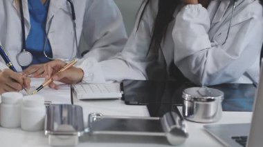 Ofiste çalışan bir grup genç tıp doktoru