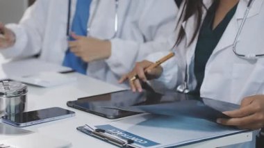 Doktorlar bir klinikte hastalarla çalışıyor.