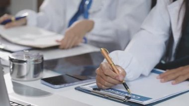 Doktor ve hasta ofiste masada oturuyorlar.
