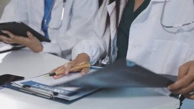 Doktorlar ve hastalar hastanede..