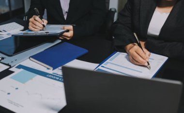 İş adamlarıyla takım çalışması toplantı odasındaki masabaşı analizi grafiğine mal oldu. Çift pozlama başarılı takım çalışması, iş planlama kavramı.