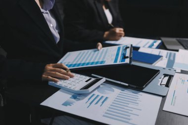 İş adamlarıyla takım çalışması toplantı odasındaki masabaşı analizi grafiğine mal oldu. Çift pozlama başarılı takım çalışması, iş planlama kavramı.