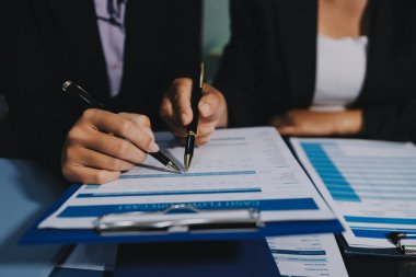 Girişimciler ve iş adamları modern toplantı odasında konferans veriyor, mutlu çok ırklı iş arkadaşları ofis toplantısında işbirliği yaparken eğleniyor, Asyalı takım çalışması konsepti