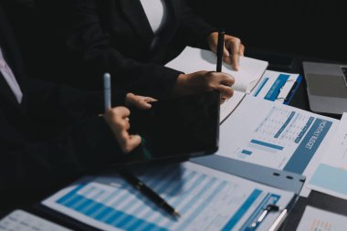 İş adamlarıyla takım çalışması toplantı odasındaki masabaşı analizi grafiğine mal oldu. Çift pozlama başarılı takım çalışması, iş planlama kavramı.