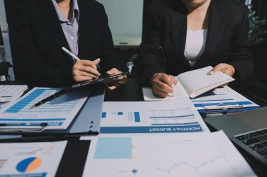 İş adamlarıyla takım çalışması toplantı odasındaki masabaşı analizi grafiğine mal oldu. Çift pozlama başarılı takım çalışması, iş planlama kavramı.