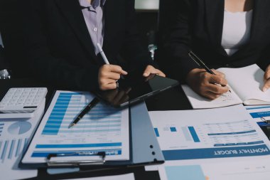 İş adamlarıyla takım çalışması toplantı odasındaki masabaşı analizi grafiğine mal oldu. Çift pozlama başarılı takım çalışması, iş planlama kavramı.